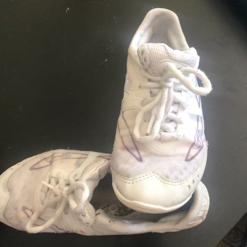Cheer shoes